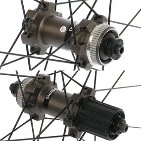 Колеса Shimano, 26" MTB WH-MT65, бескам, диск. C.Lock, QR 9x100 / 9x135, HG 1