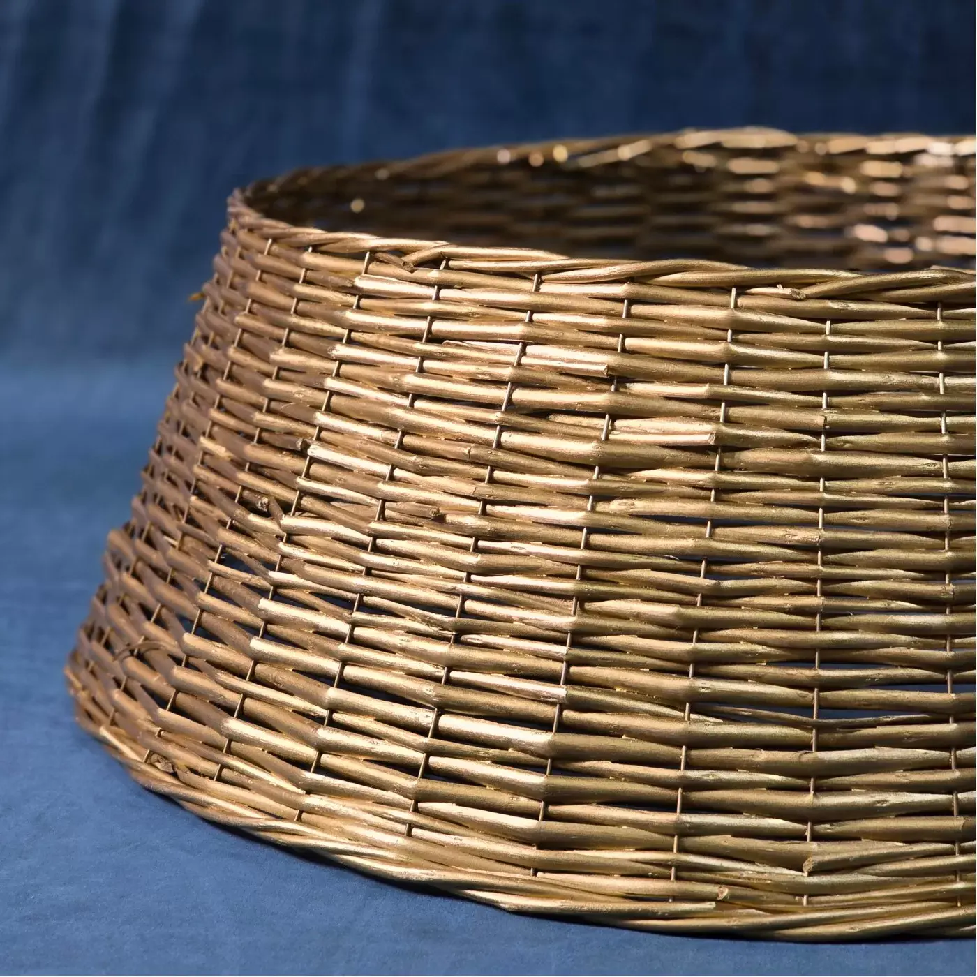 Корзина под елку из ротанга 80х28 см золото 1